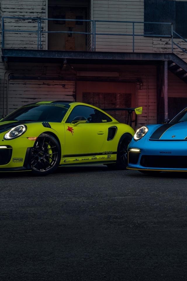 Два спортивных автомобиля Porsche 911 GT2 RS & GT3 RS