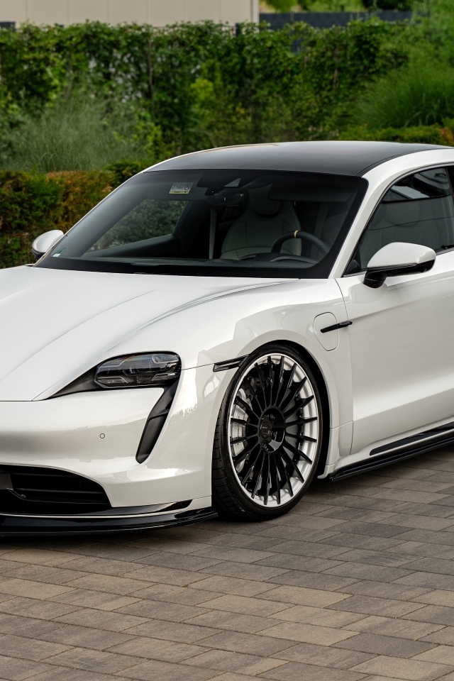 Вид на белый автомобиль Porsche Taycan
