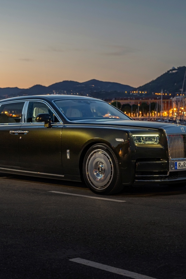 Автомобиль Rolls-Royce Phantom EWB 2022 года ночью