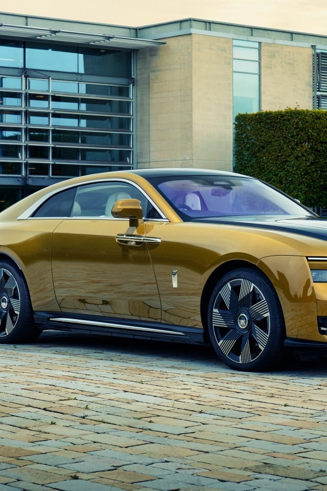 Красивый автомобиль Rolls-Royce Spectre у дома