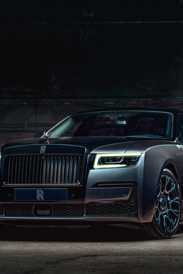 Черный автомобиль Rolls-Royce Ghost