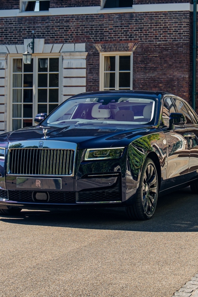 Черный автомобиль  Rolls-Royce Ghost у дома