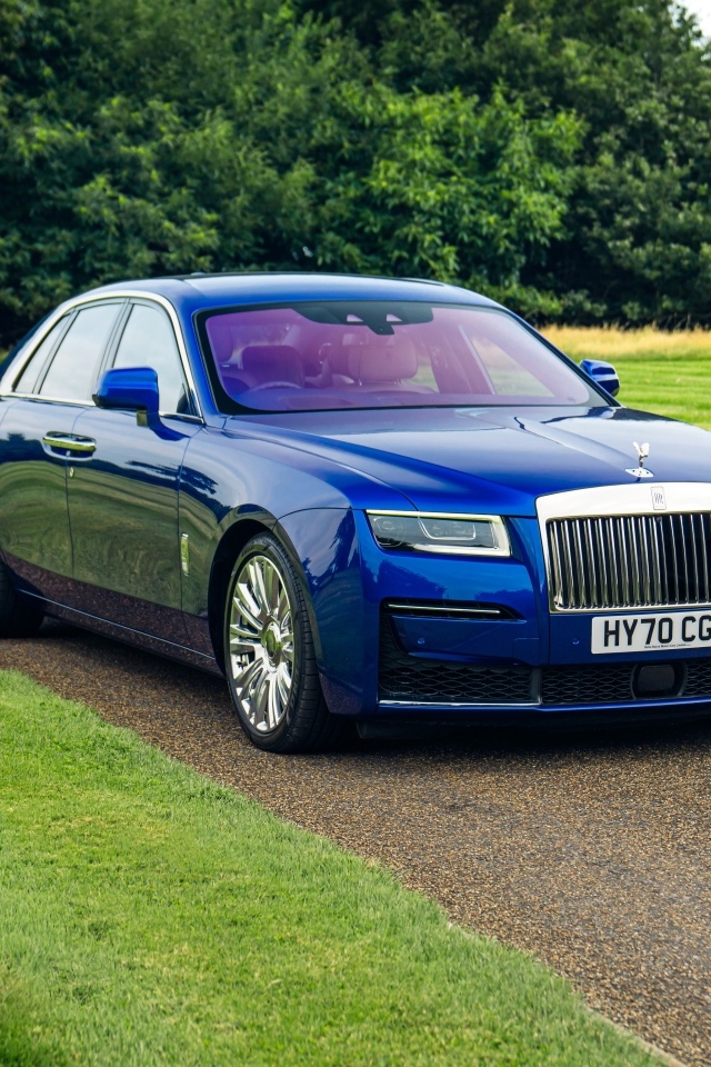 Синий дорогой автомобиль  Rolls-Royce Ghost