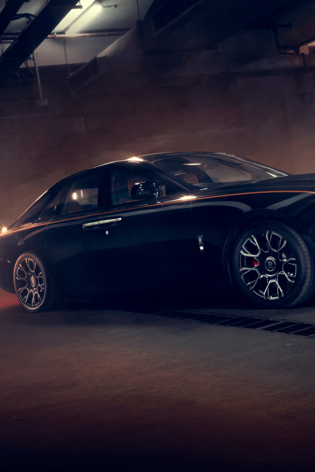 Дорогой черный автомобиль Rolls Royce Ghost Black Badge