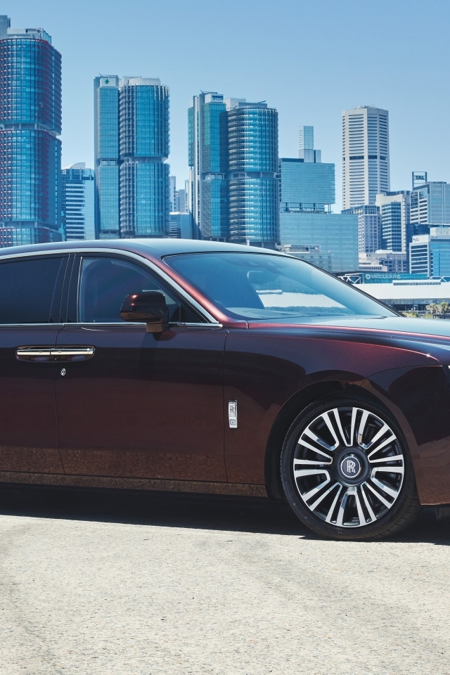 Дорогой автомобиль  Rolls-Royce Ghost на фоне небоскребов