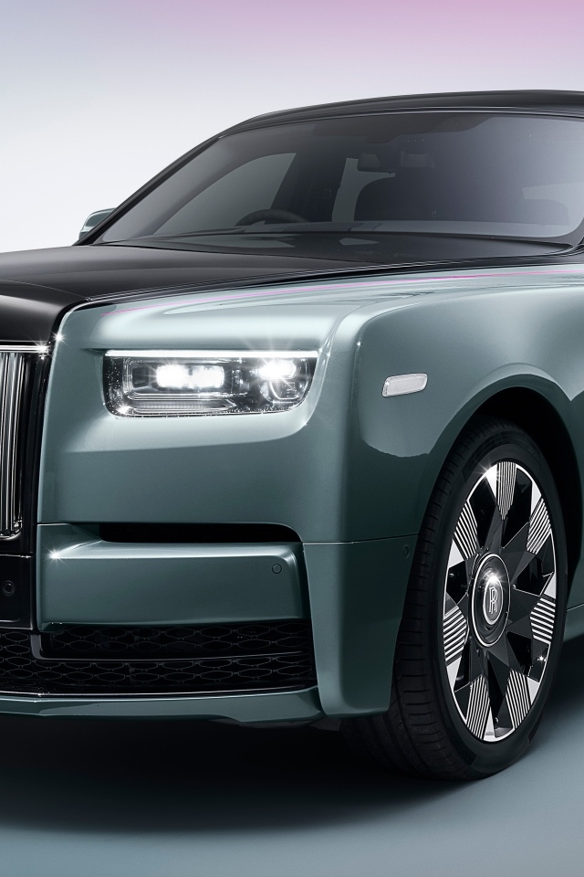 Дорогой автомобиль Rolls-Royce Phantom на сером фоне