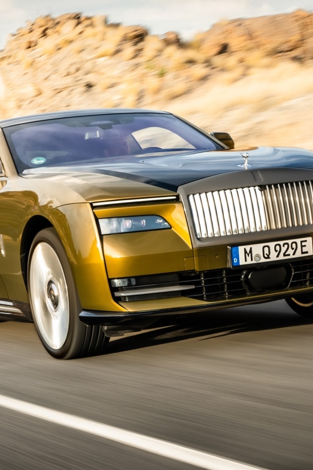 Дорогой автомобиль Rolls-Royce Spectre на трассе