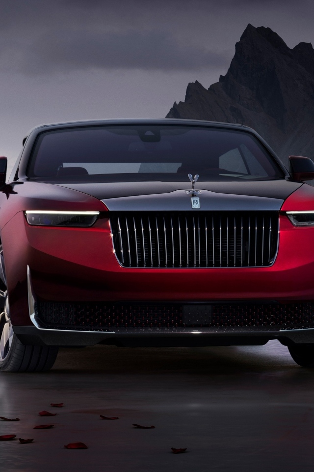 Вид спереди на автомобиль Rolls-Royce La Rose Noire Droptail 2023 года