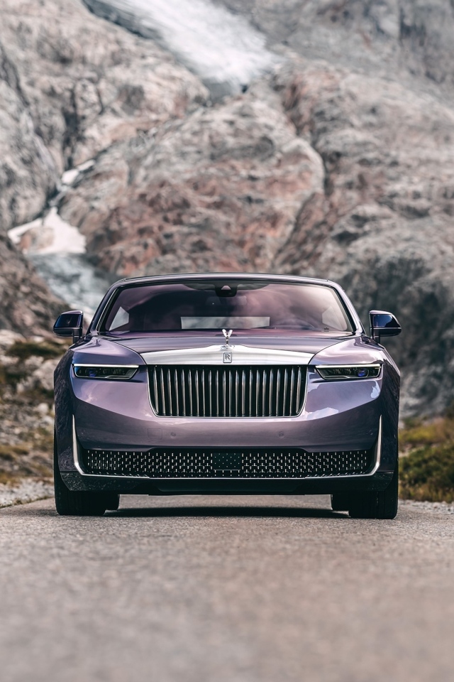 Вид спереди на автомобиль Rolls-Royce Amethyst Droptail