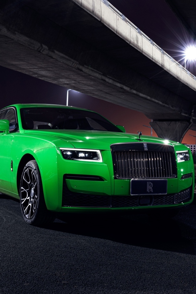 Зеленый автомобиль Rolls-Royce Black Badge Ghost