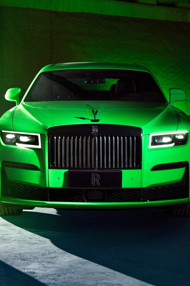 Зеленый автомобиль Rolls-Royce Black Badge Ghost вид спереди