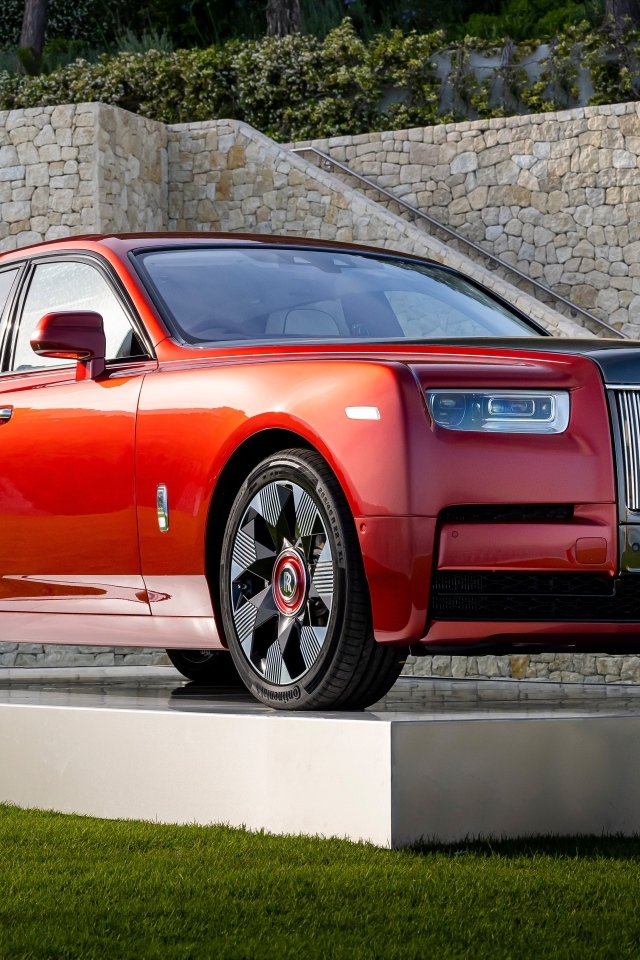 Красный автомобиль Rolls-Royce Phantom 2022 года