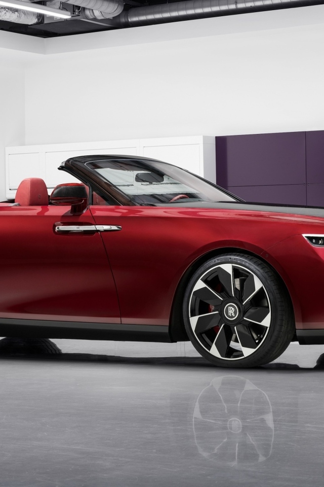 Красный кабриолет Rolls-Royce La Rose Noire Droptail 2023 года в комнате