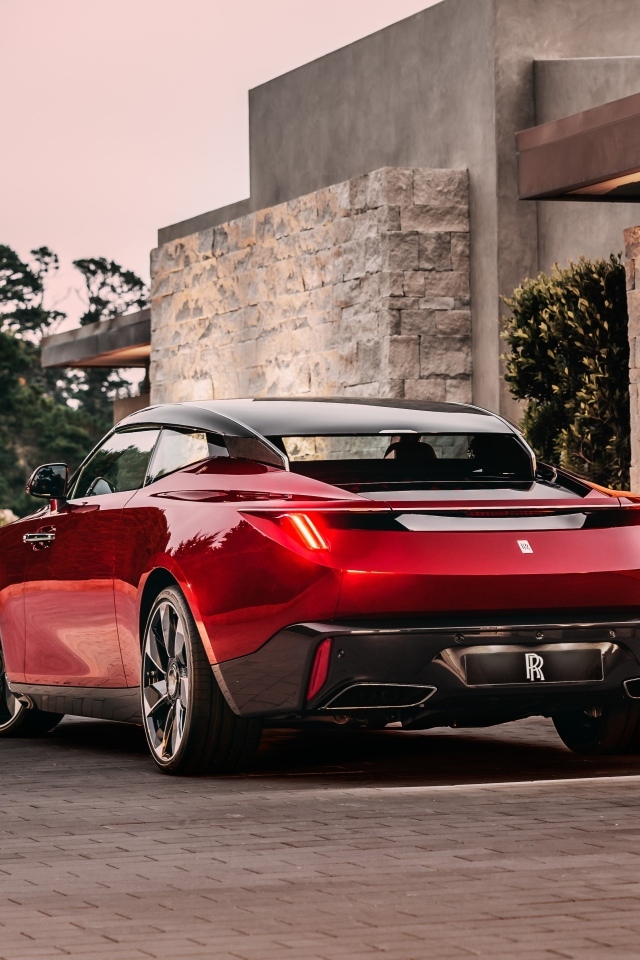 Красный автомобиль Rolls-Royce La Rose Noire Droptail вид сзади