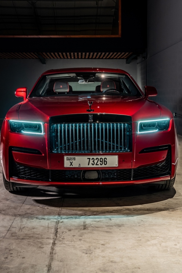 Красный автомобиль Rolls-Royce Black Badge Ghost  в гараже