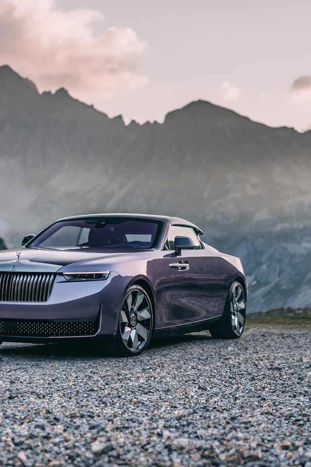 Автомобиль Rolls-Royce Amethyst Droptail 2023 года на фоне гор