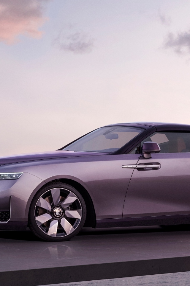 Автомобиль Rolls-Royce Amethyst Droptail на фоне неба
