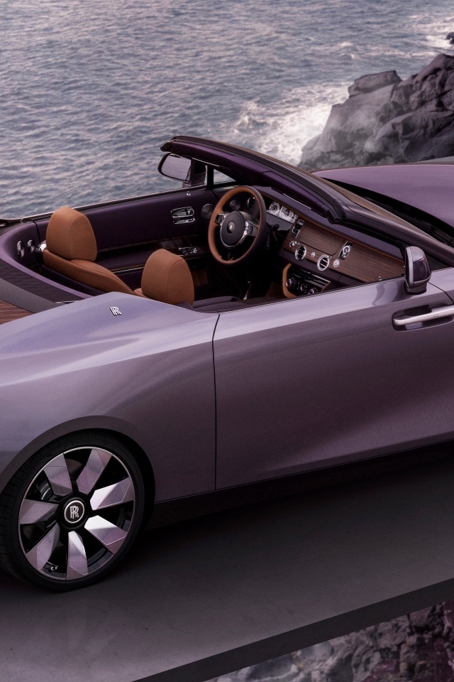 Кабриолет Rolls-Royce Amethyst Droptail у моря