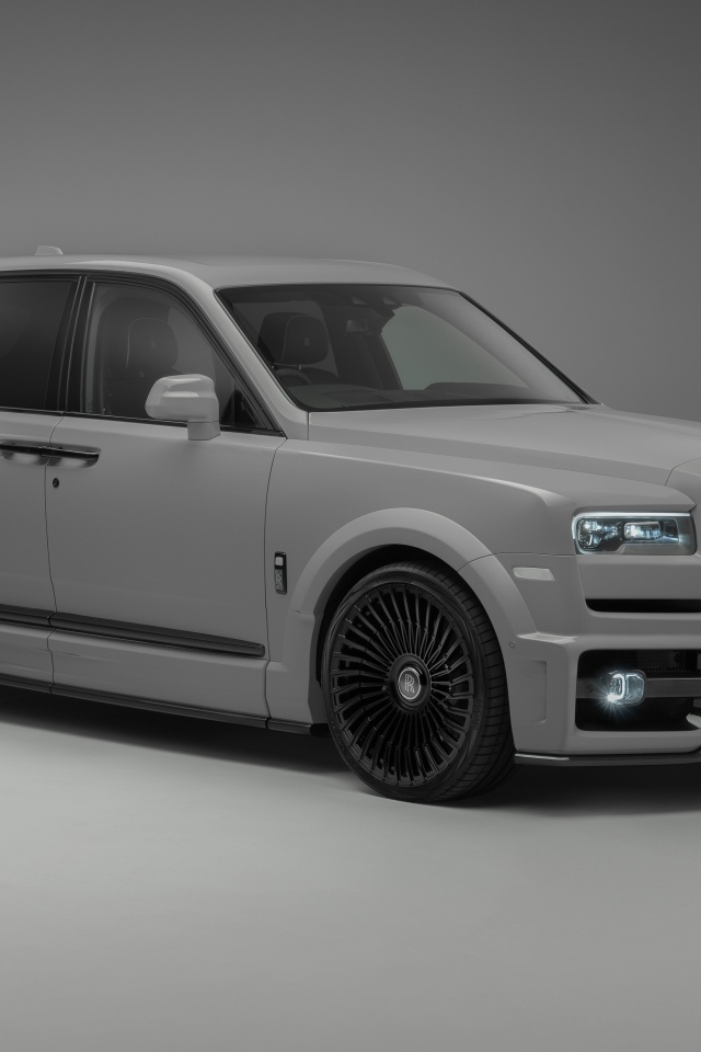 Автомобиль Rolls-Royce Cullinan на сером фоне