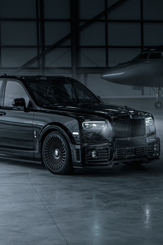 Автомобиль Rolls-Royce Cullinan с включенными фарами