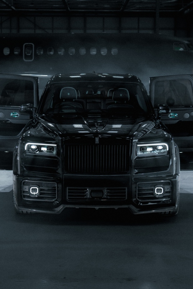 Автомобиль Rolls-Royce Cullinan с открытыми дверями