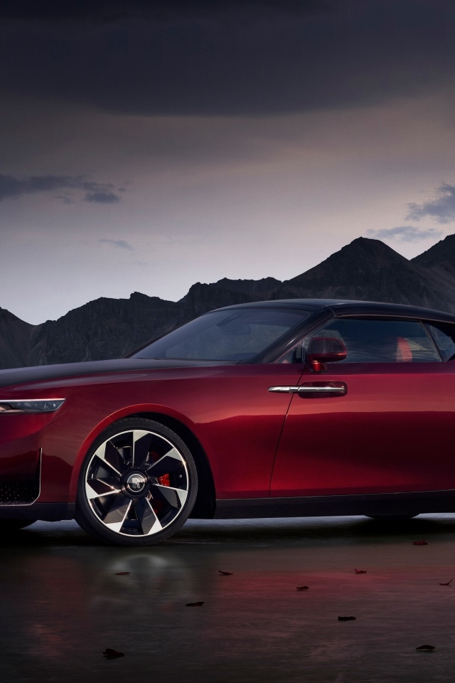 Автомобиль Rolls-Royce La Rose Noire Droptail 2023 года на фоне гор