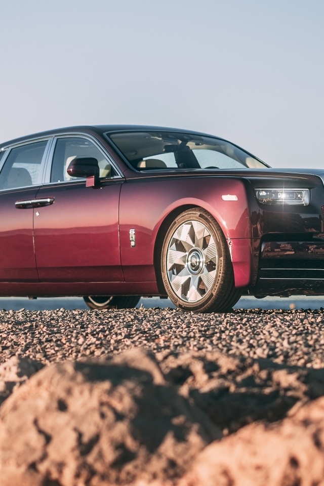 Автомобиль Rolls-Royce Phantom на песке