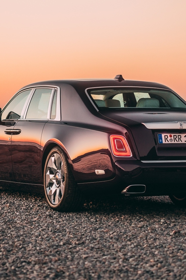 Автомобиль Rolls-Royce Phantom вид сзади