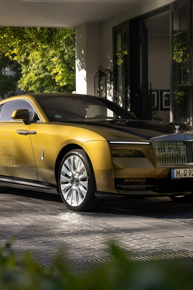 Автомобиль Rolls-Royce Spectre у дома