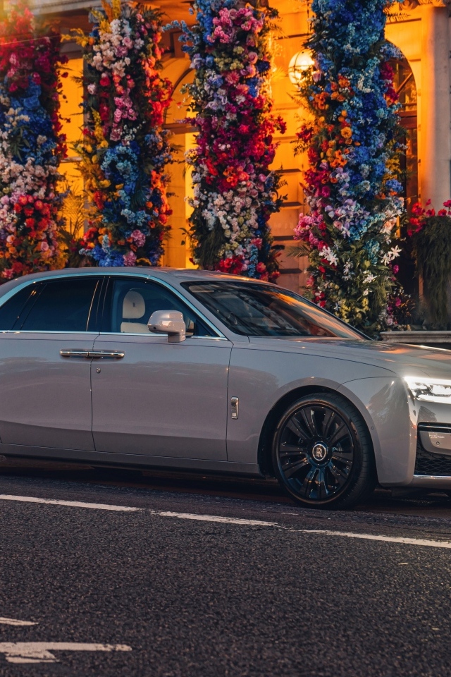 Серебристый автомобиль Rolls-Royce Ghost 2023 года