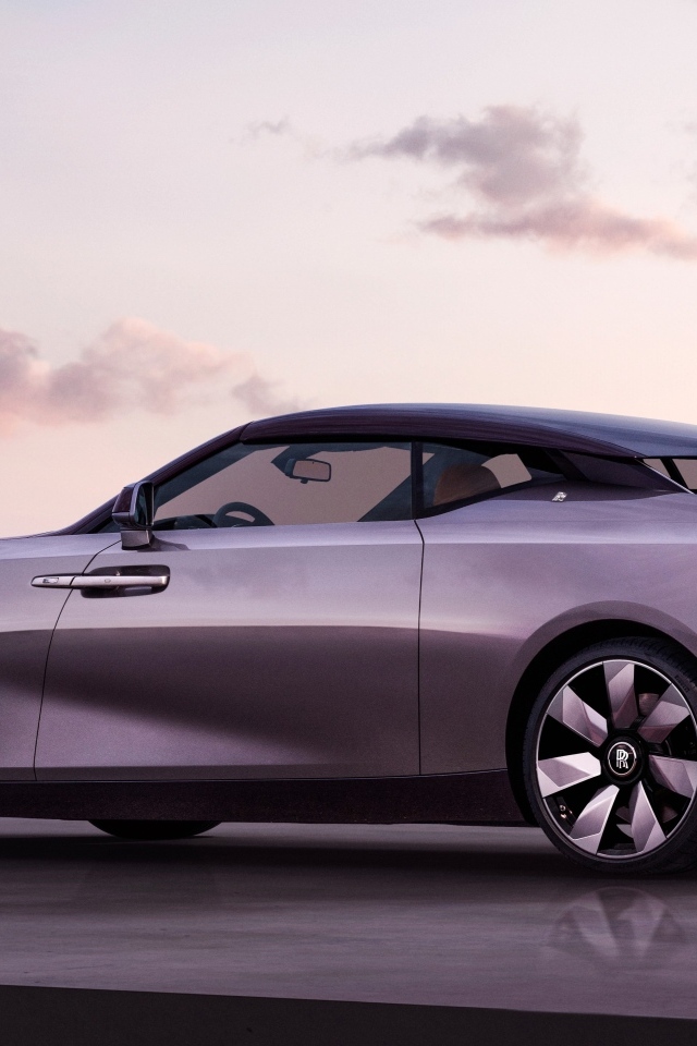 Серебристый автомобиль Rolls-Royce Amethyst Droptail вид сзади