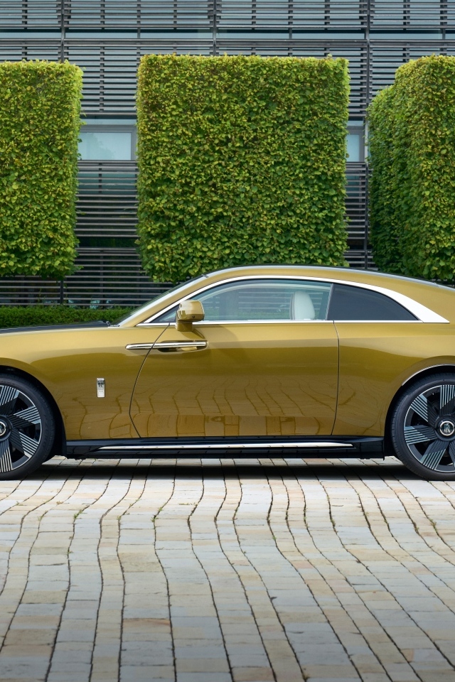 Стильный дорогой автомобиль Rolls-Royce Spectre на стоянке