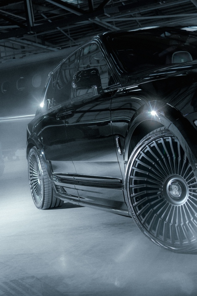 Стильный дорогой автомобиль Rolls-Royce Cullinan