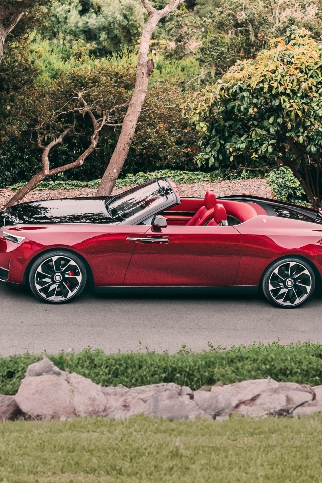 Вид сверху на красный автомобиль Rolls-Royce La Rose Noire Droptail 2023 года