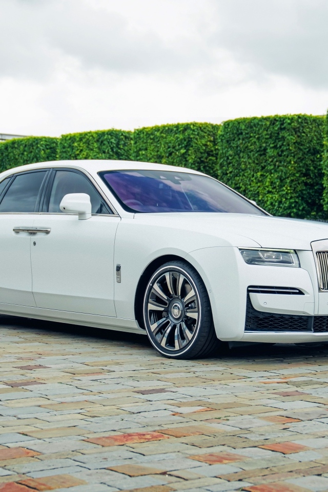 Белый дорогой автомобиль Rolls-Royce Ghost