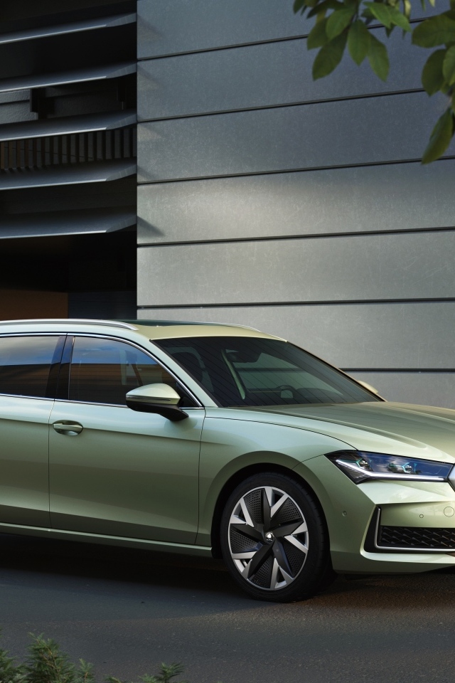 Автомобиль Skoda Superb Combi 2024 года у здания