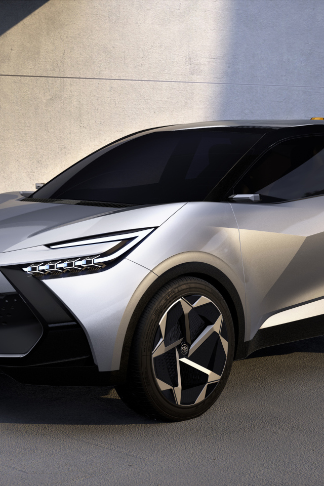 Серебристый автомобиль Toyota C-HR Prologue 2022 года