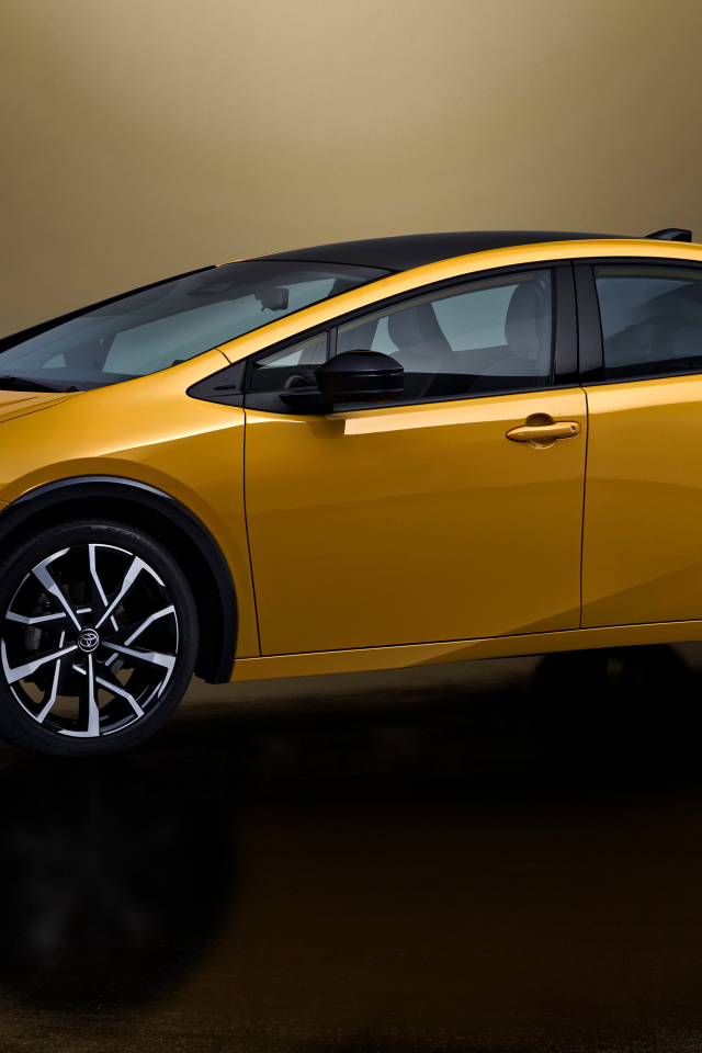 Желтый автомобиль Toyota Prius Plug-In Hybrid 2023 года