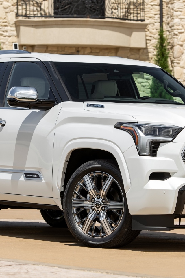 Большой белый внедорожник Toyota Sequoia Capstone 2023 года