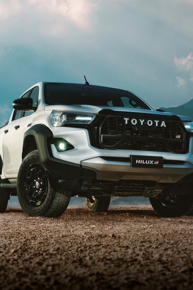Большой Toyota Hilux GR Sport Double Cab 2023 года