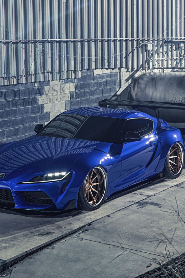 Синий спорткар Toyota Supra Luxury у здания