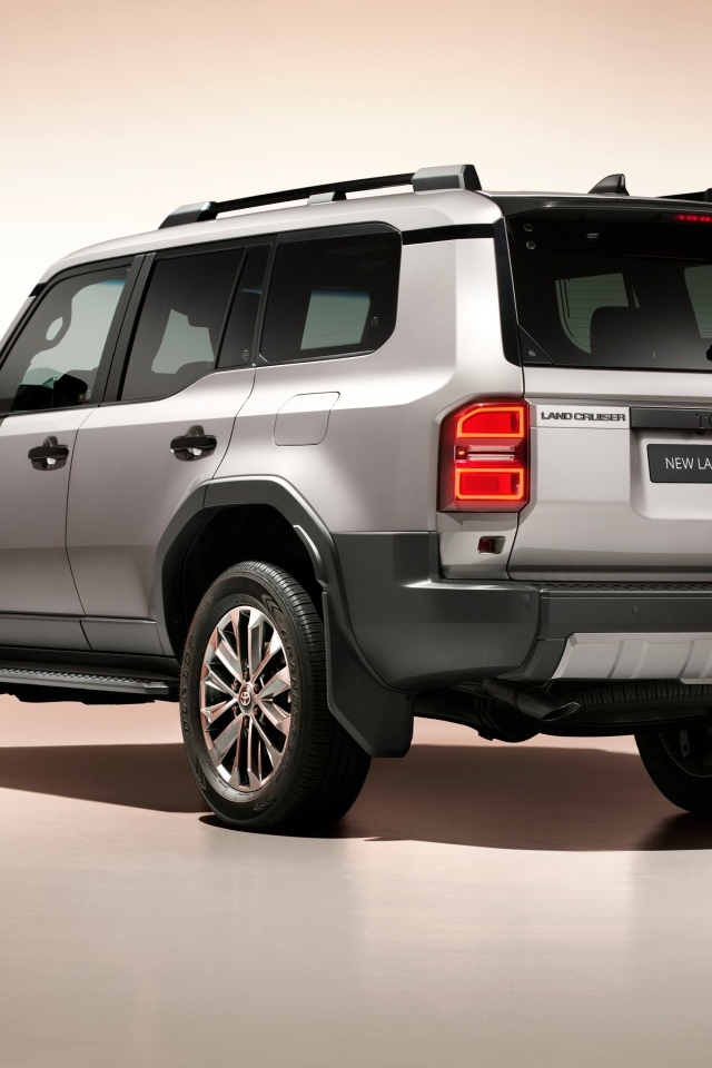 Вид сзади на автомобиль Toyota Land Cruiser 2024  года
