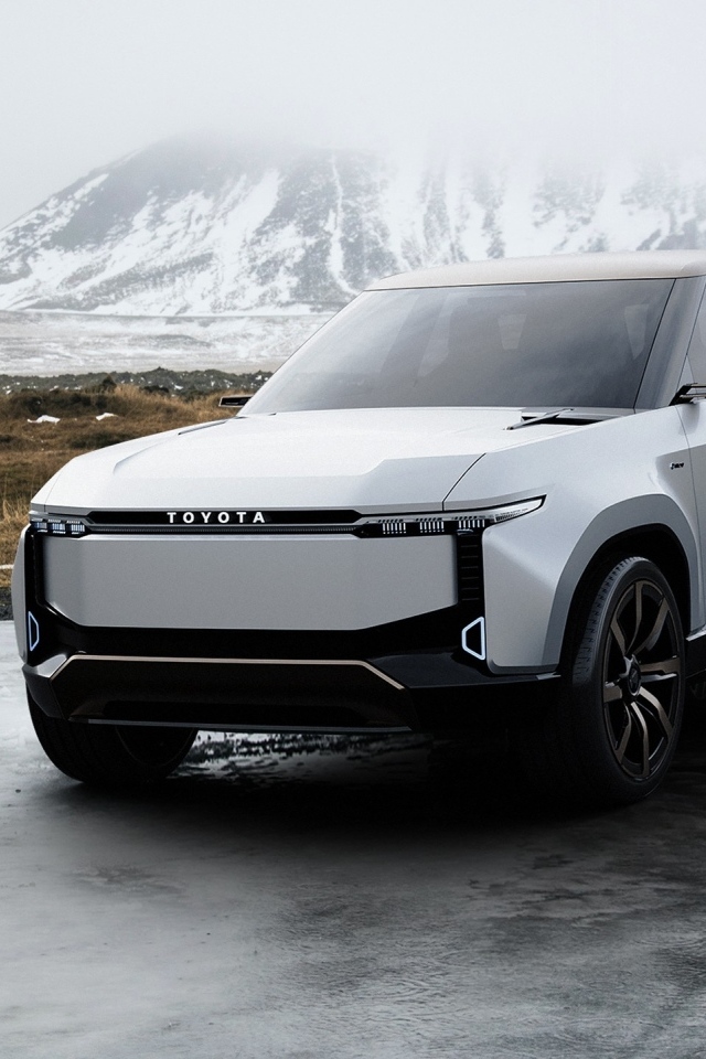 Внедорожник Toyota Land Cruiser Se 2023  года в горах