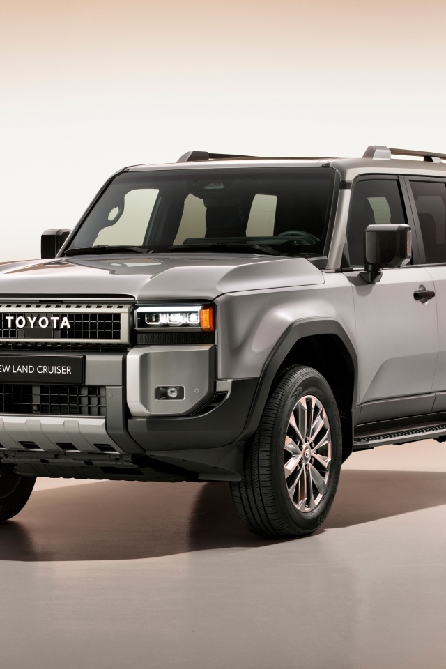 Серебристый внедорожник Toyota Land Cruiser 2024  года