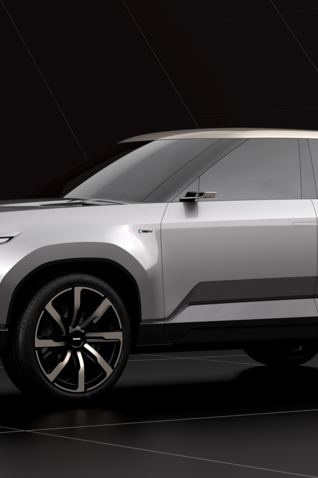 Серебристый внедорожник Toyota Land Cruiser Se на черном фоне