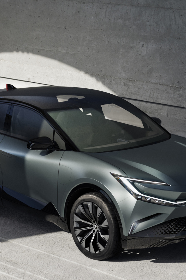 Автомобиль Toyota BZ Compact SUV Concept 2022  у стены