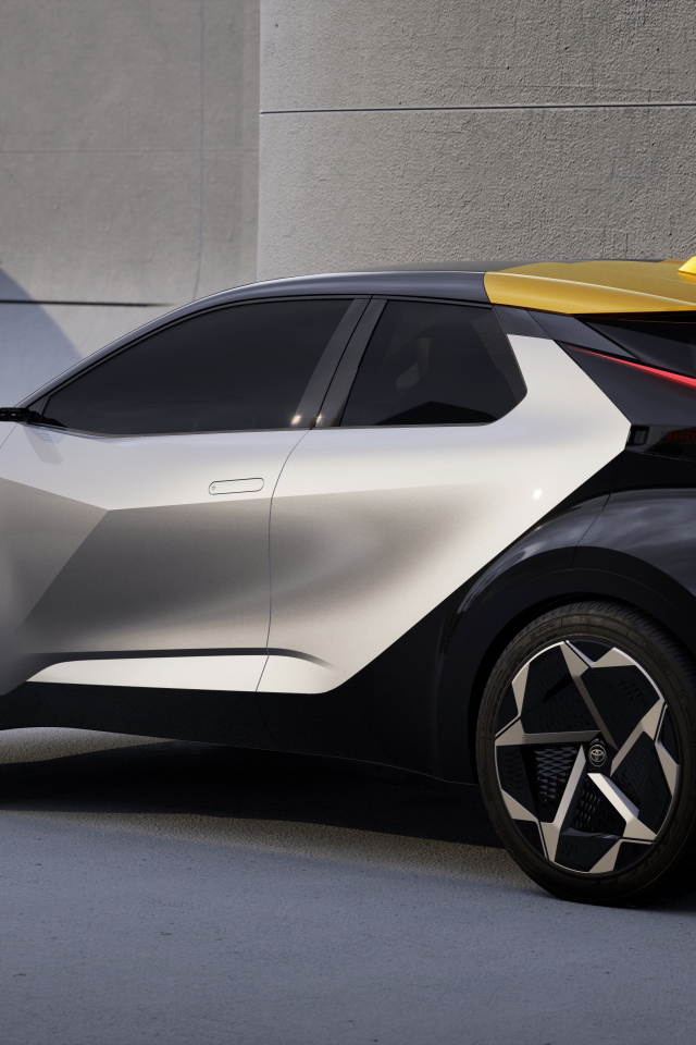 Автомобиль Toyota C-HR Prologue 2022 у бетонной стены