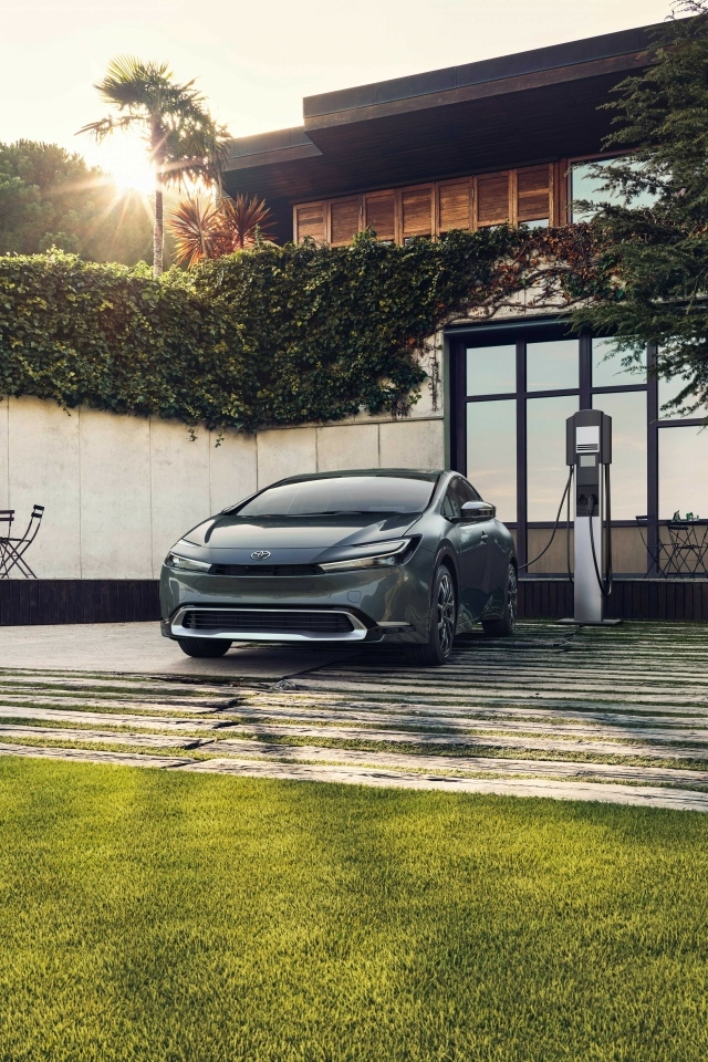 Автомобиль Toyota Prius Prime заправляется