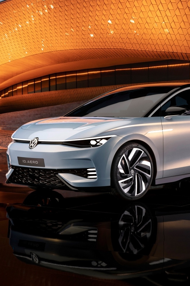 Серебристый автомобиль Volkswagen ID. AERO у здания