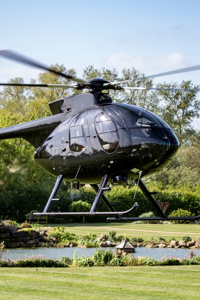 Серый вертолет отрывается от земли